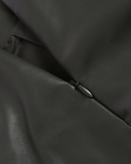 Falda mediana de cuero elástico con flecos y abertura lateral 